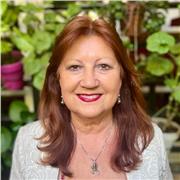 Profesora de Ingles nativa de Inglaterra, con título de Maestría en ingles recibido de la facultad de Warwick. Tengo 30 años en B